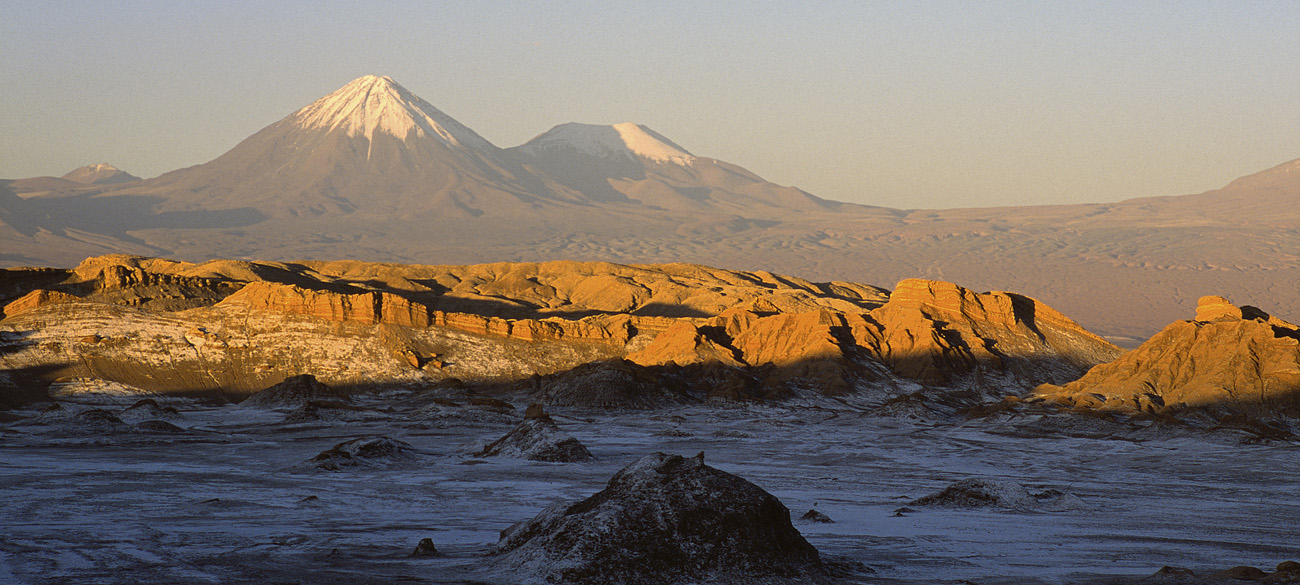 chi_8_34 vallee de la lune pano.jpg - Atacama Cordillère de Sel La vallée de la lune porte bien son nom.  Au fond, la chaîne des volcans et le Licancabur enneigé